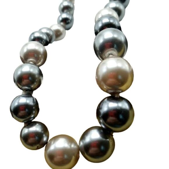 VTG Shell Pearl Necklace Silver & Soft Gray Knotted 925 Silver Closure - Picture 4 of 11